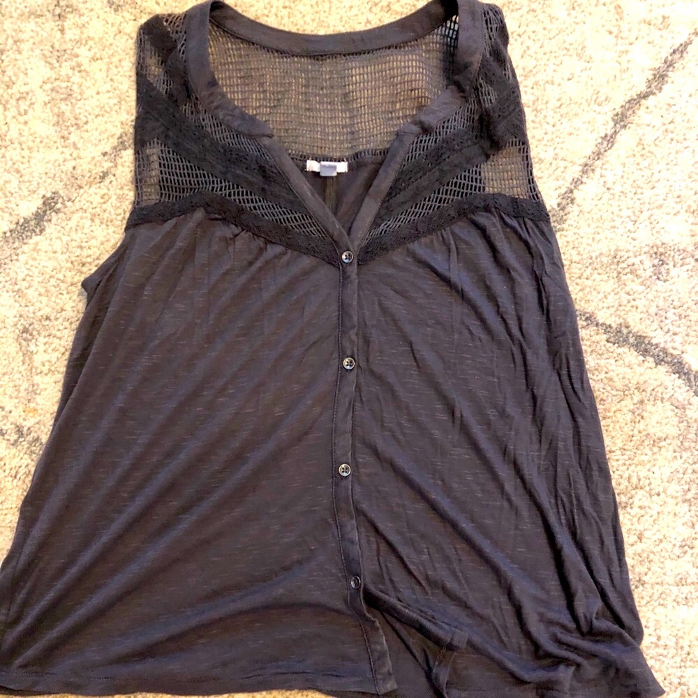 Sleeveless shirt